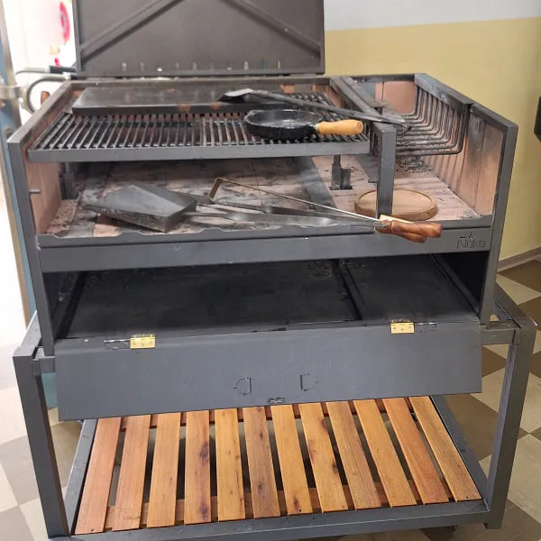 Ñuke Delta Gaucho Grill mit verstellbarem Rost
